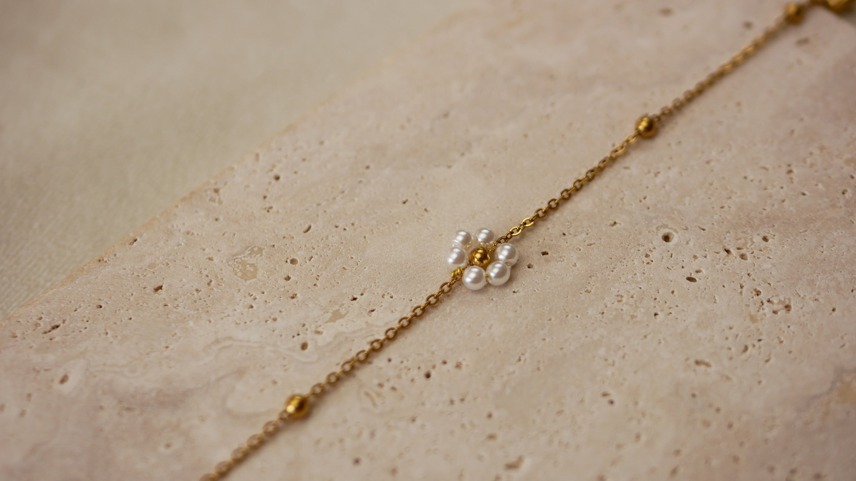BRAcelet_marguerite_5bd6d749-3f13-46c7-b21d-409340120e43.jpg